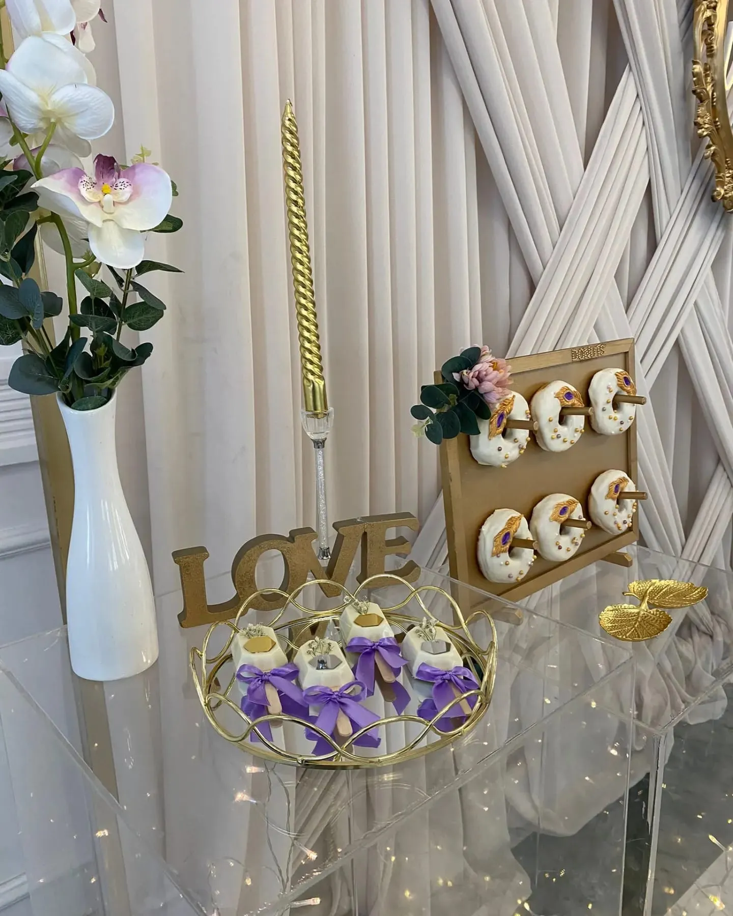 Salón luminoso con mesas vestidas para una celebración familiar