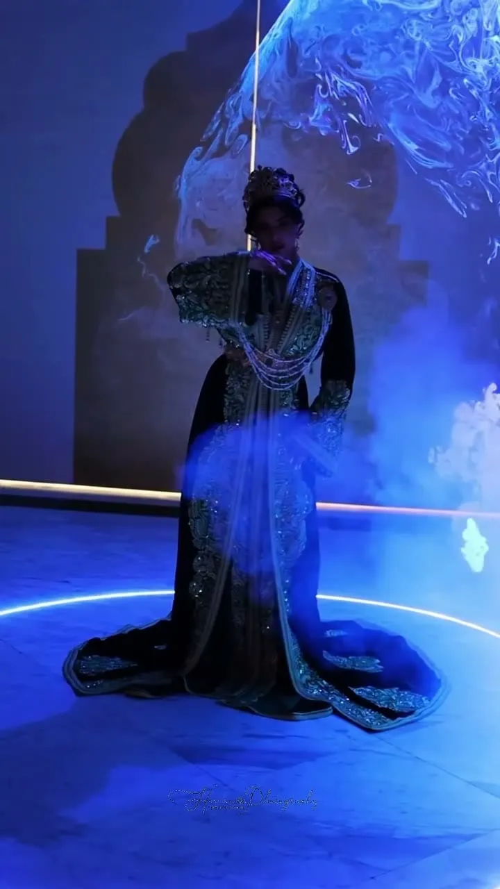 Novia marroquí con caftán bordado bajo iluminación azul editorial