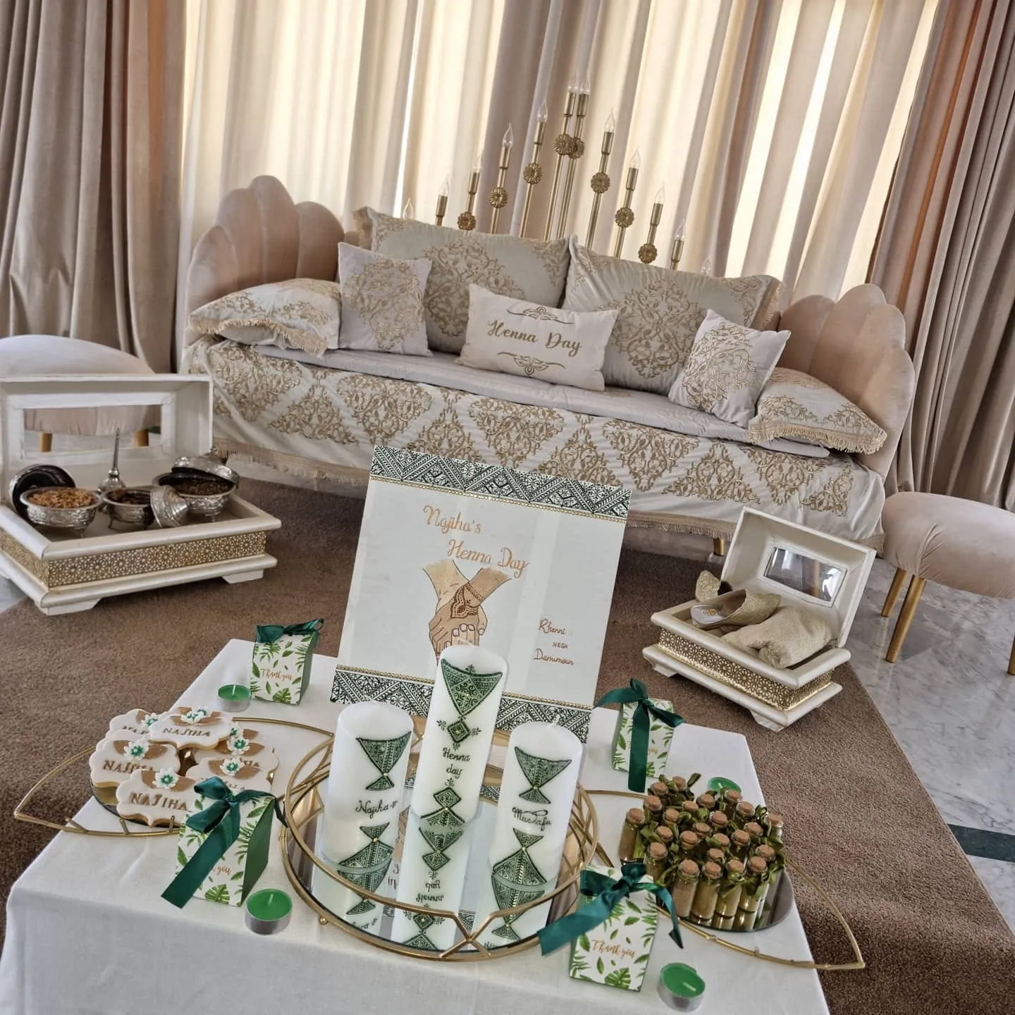 Salón con trono nupcial preparado para una noche de henna