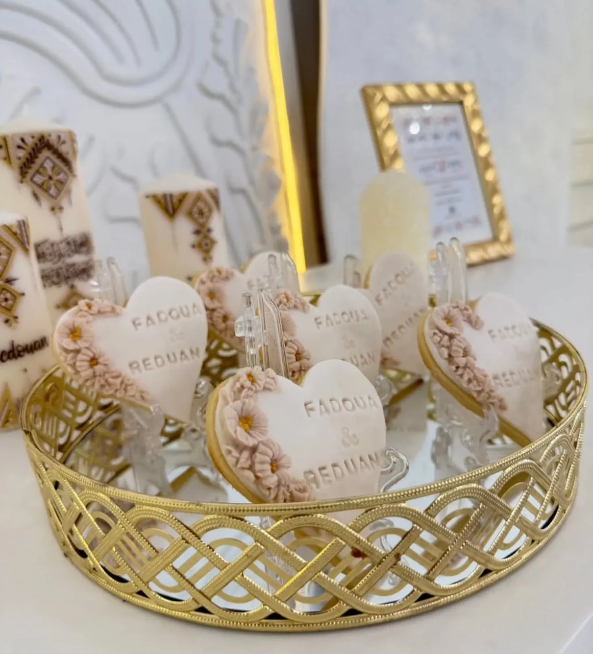 Galletas decoradas con caligrafía árabe en cesta dorada