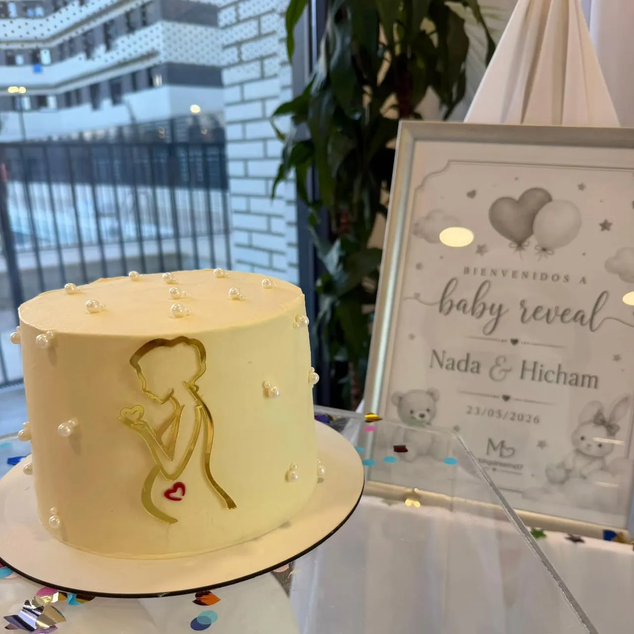 Tarta con decoración dorada para revelación de bebé