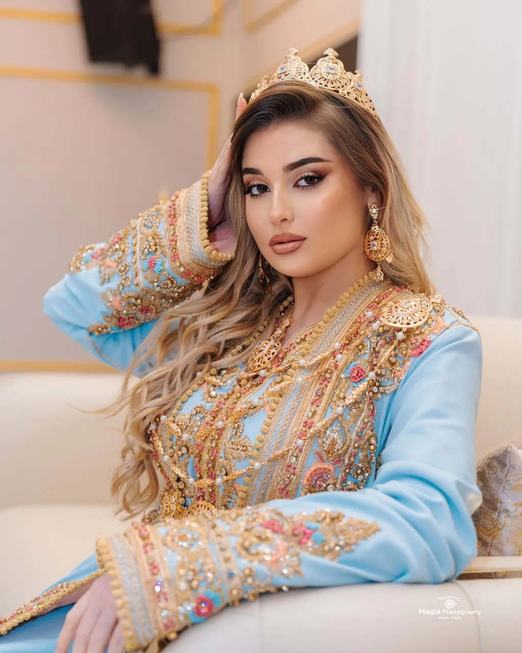 Retrato de novia con caftán azul celeste bordado y corona dorada