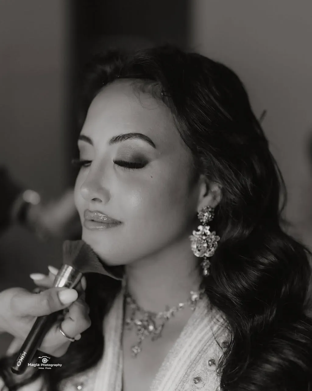 Retrato en blanco y negro de novia maquillándose, estilo editorial