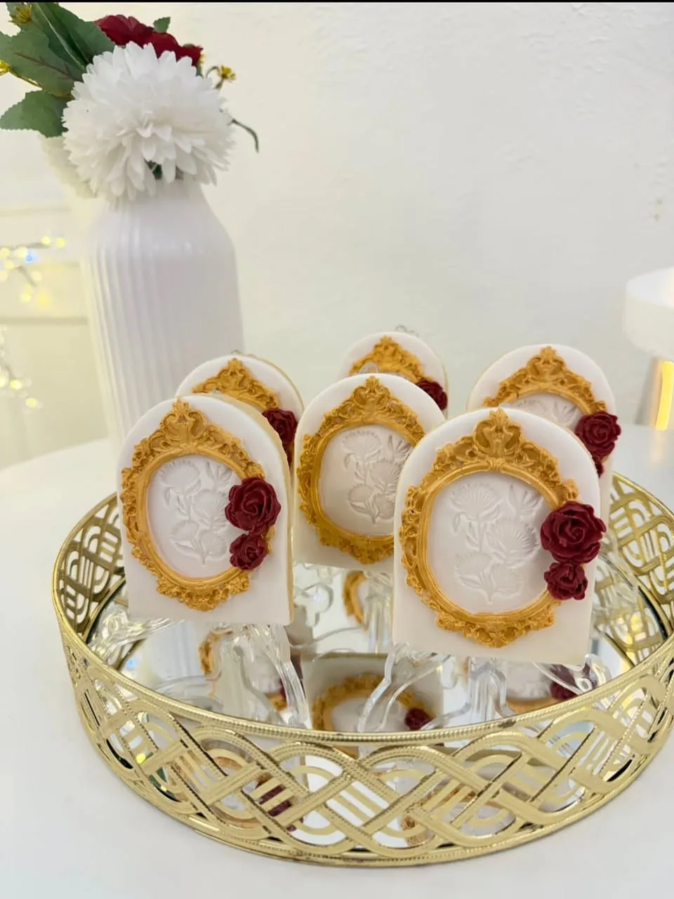 Mini tartaletas con frambuesa sobre bandeja dorada