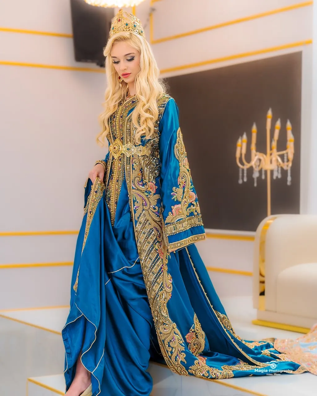Novia con caftán azul intenso bordado en oro y corona