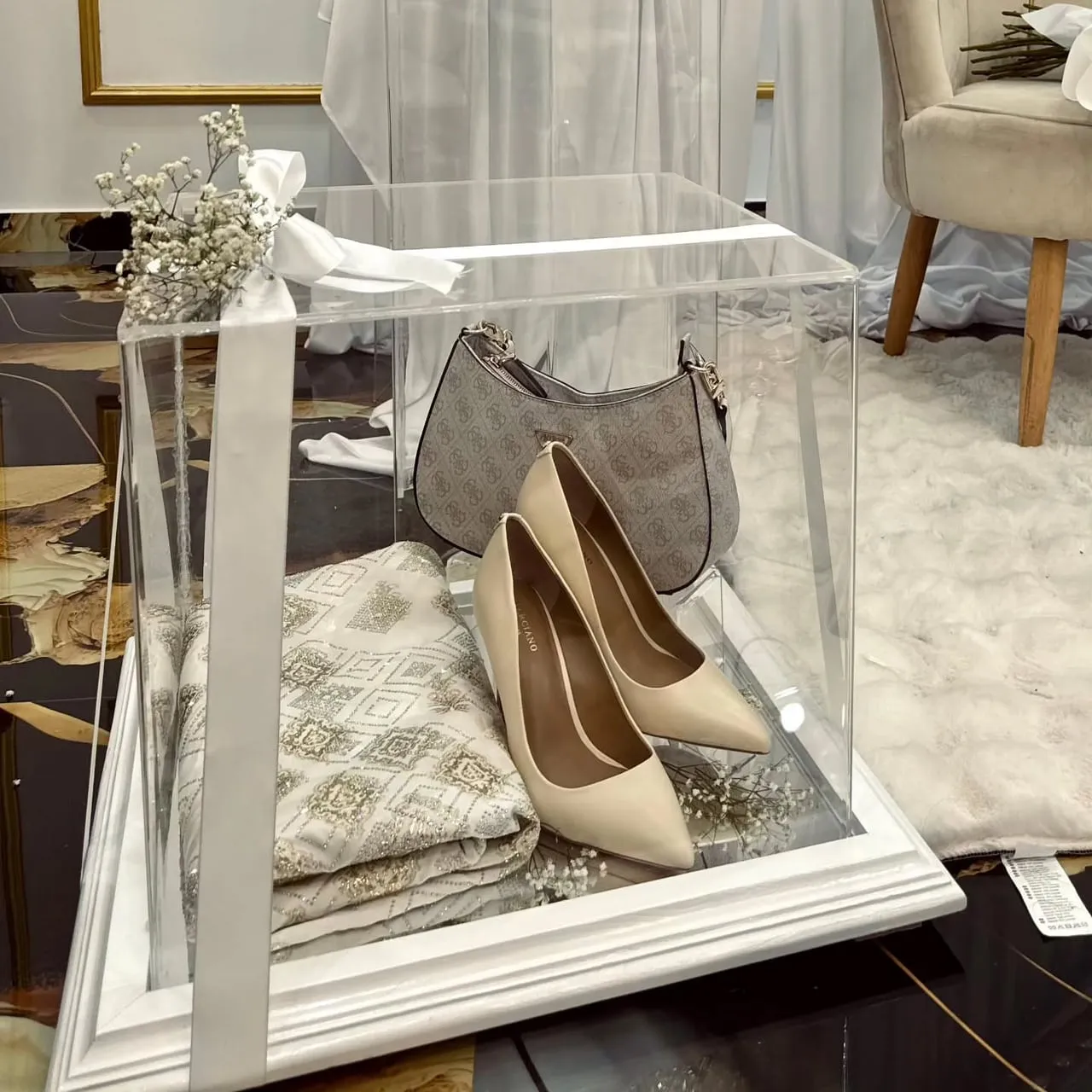Zapatos de novia en vitrina de cristal con flores