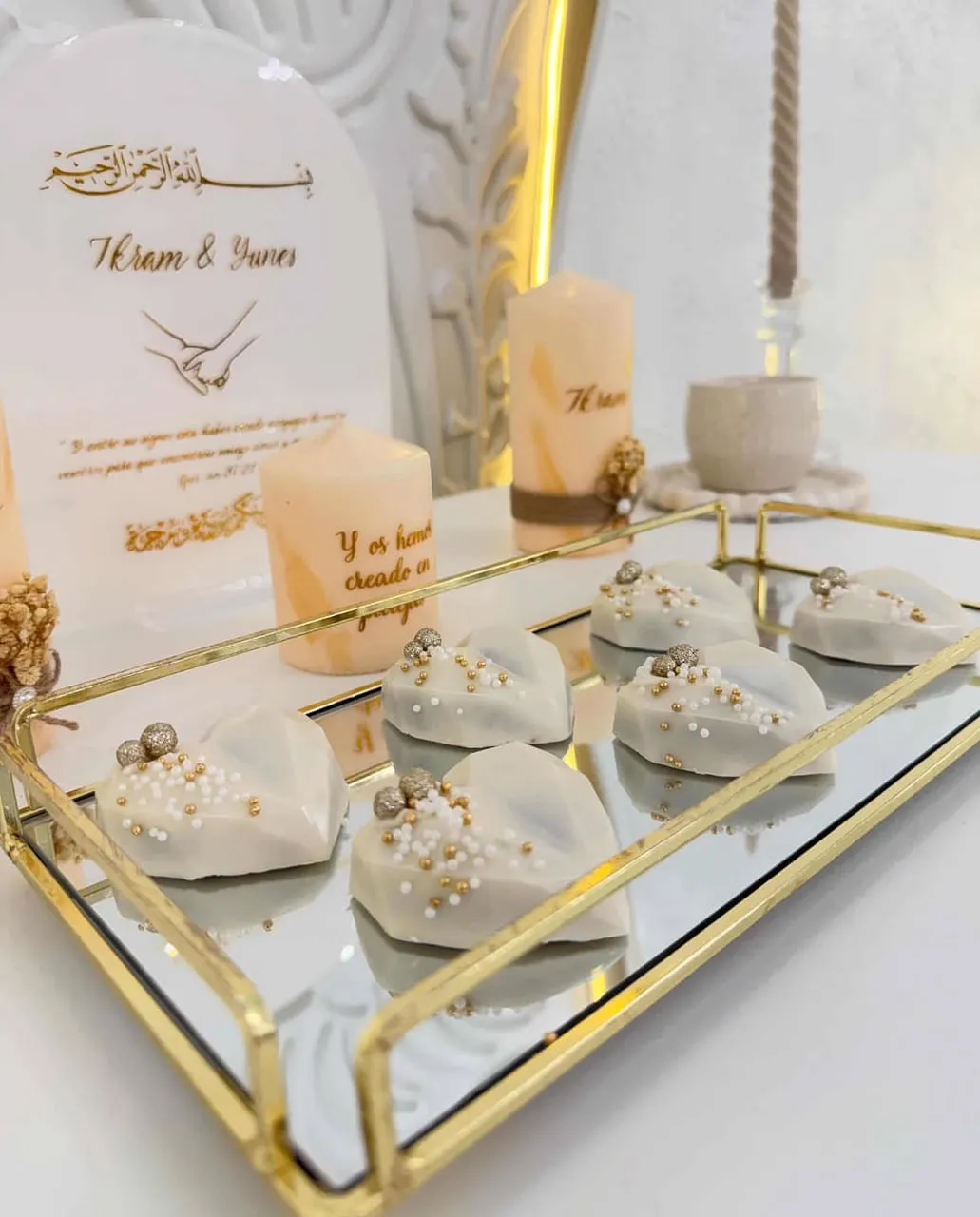 Mesa dulce personalizada con menú, velas y detalles en crema y dorado