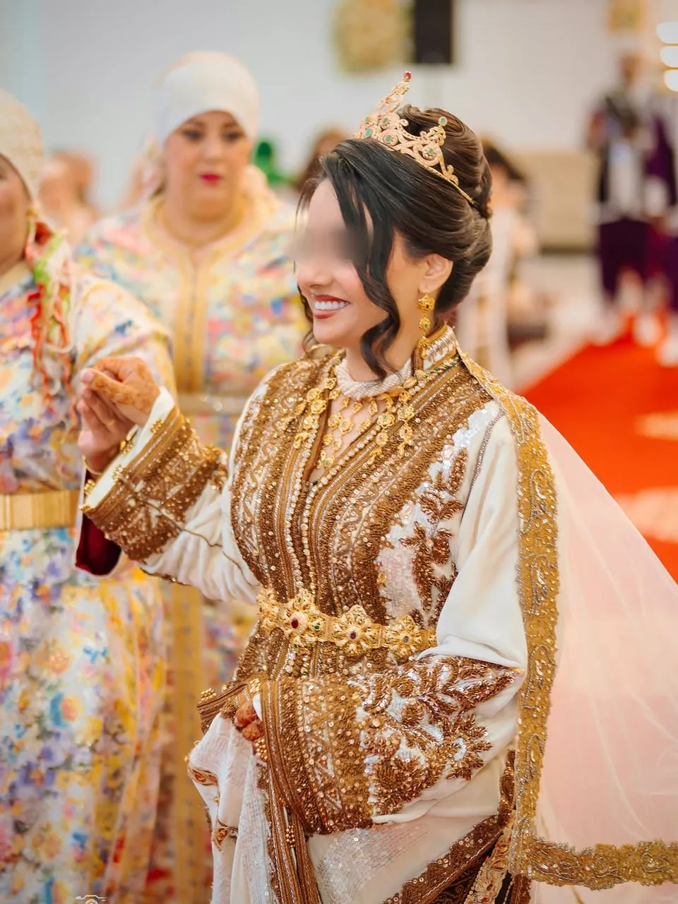 Novia con takchita dorada ceremonial celebrada por los invitados