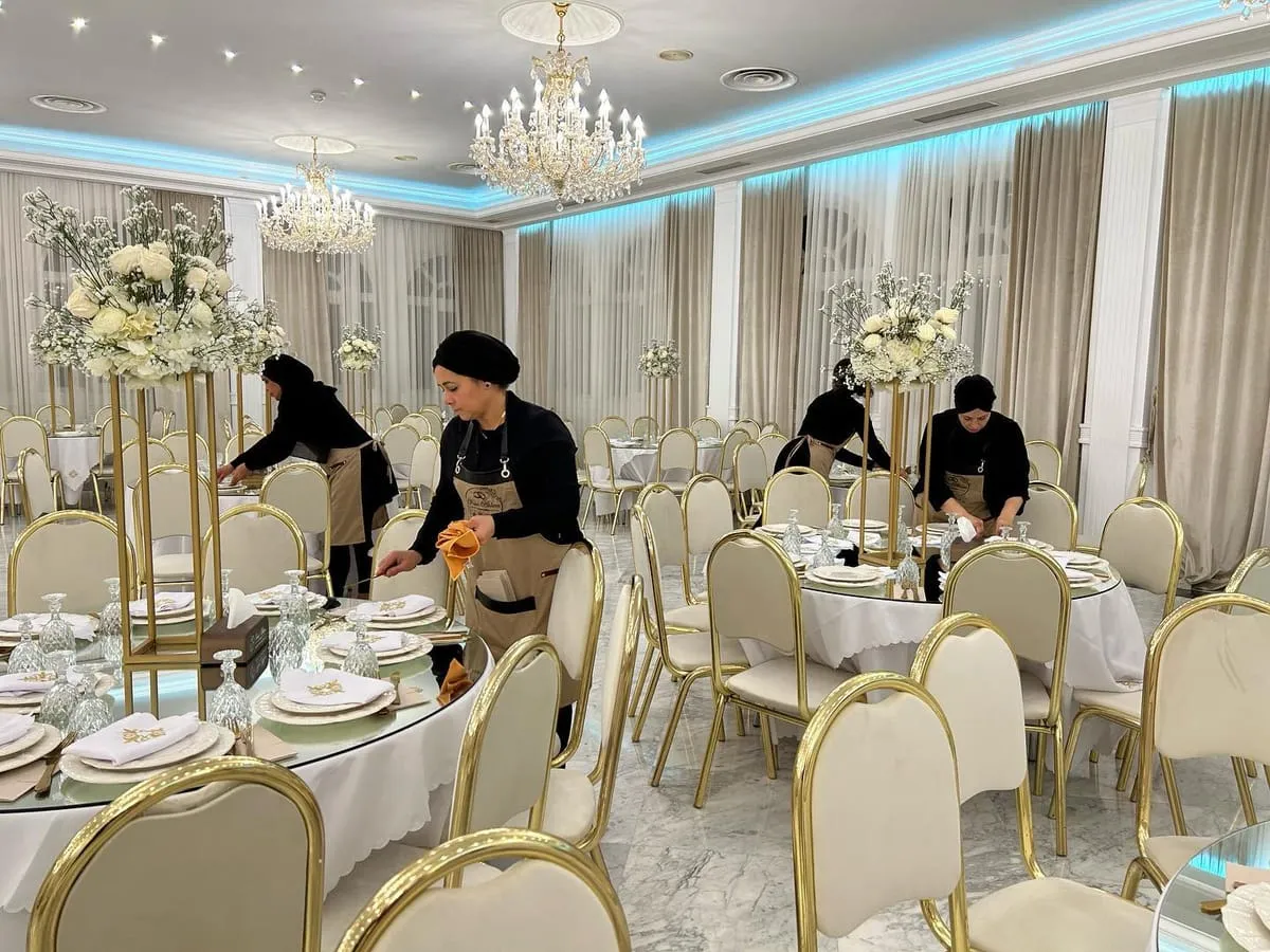 Equipo de Kasar Ahlam cuidando los detalles del salón