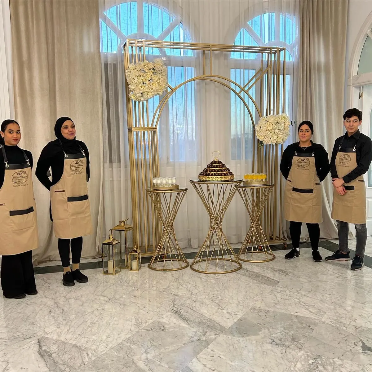 Equipo de Kasar Ahlam cuidando los detalles del salón