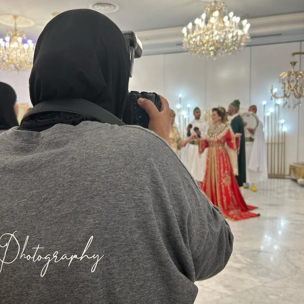 Equipo de Kasar Ahlam cuidando los detalles del salón
