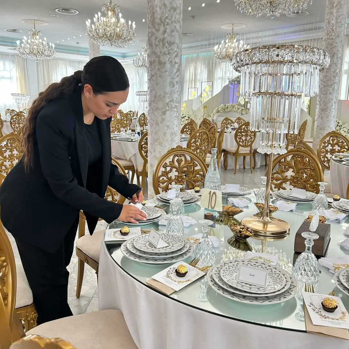 Equipo de Kasar Ahlam cuidando los detalles del salón