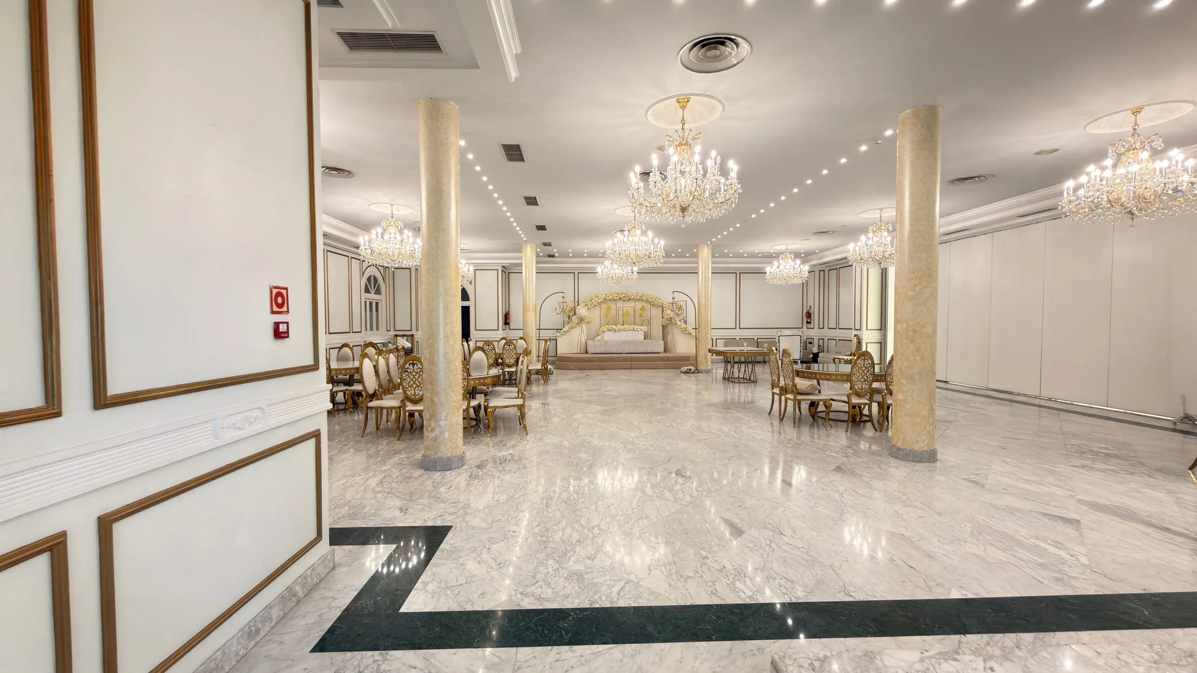 Salón con trono nupcial preparado para una noche de henna