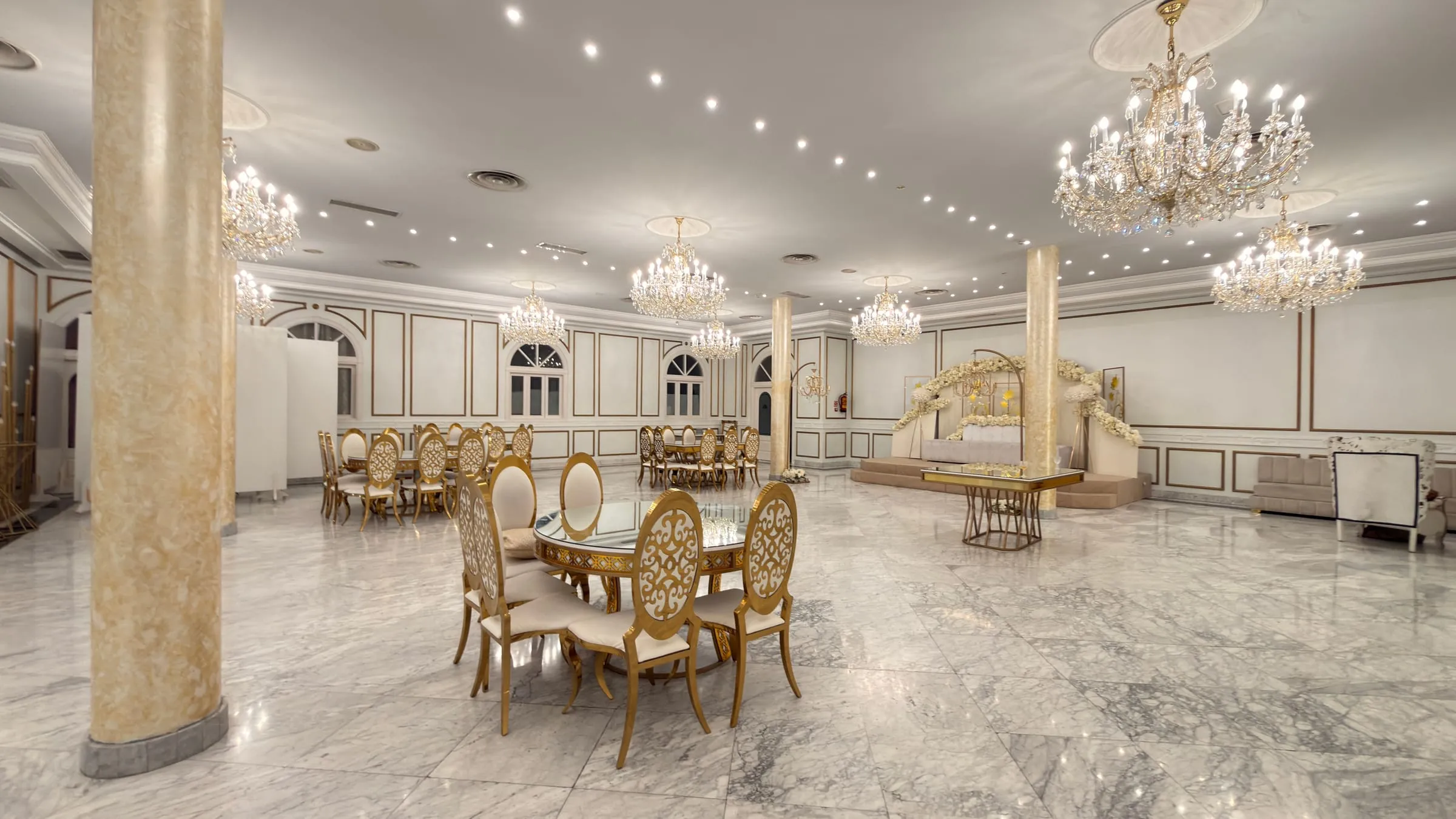 Escenario dorado con amaria para la entrada de los novios