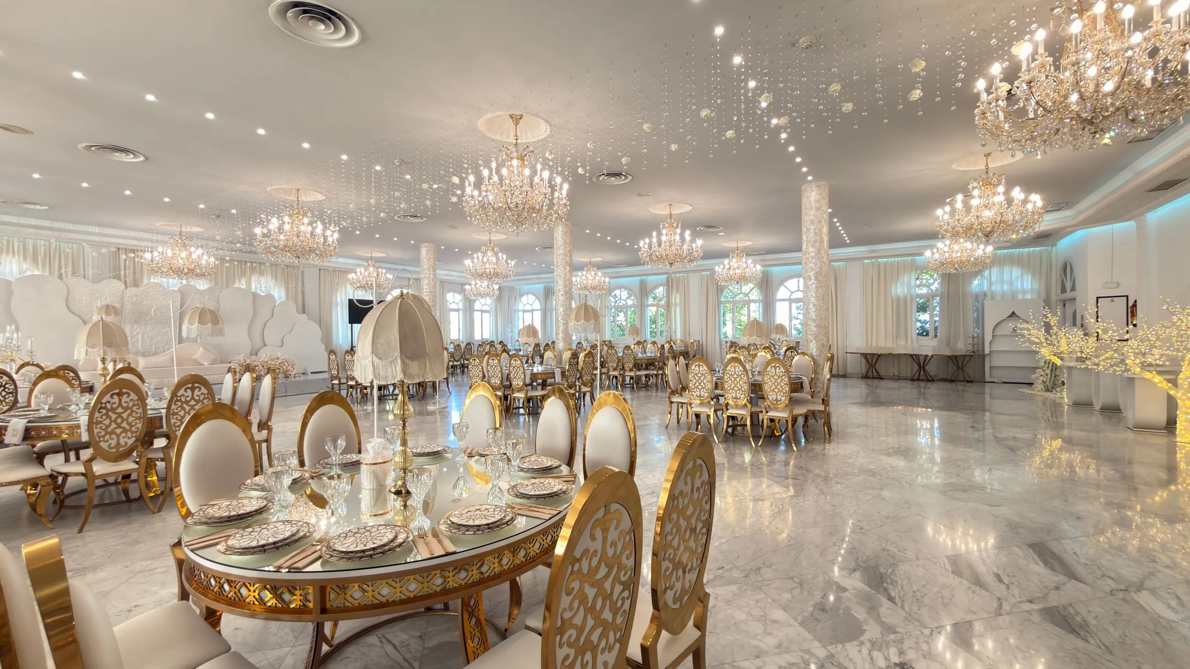 Salón de gala con árbol decorativo dorado